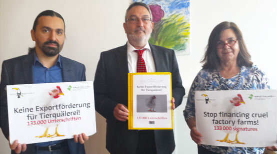 Aktivisten von Rettet den Regenwald und der Albert Schweitzer Stiftung mit einem Vertreter des Landwirtschaftsministeriums