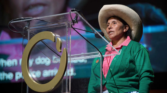 Máxima Acuña auf der Bühne