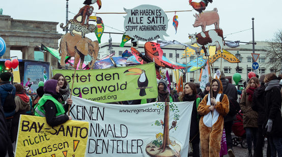 Aktivisten halten Banner und Plakate gegen Massentierhaltung in die Höhe