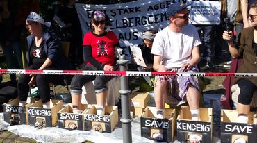 Protest gegen HeidelbergCement: Aktivisten betonieren ihre Füße ein