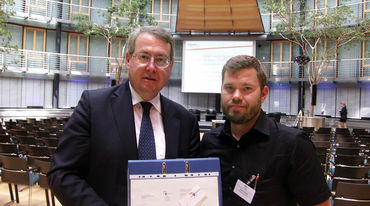 Bruno Wenn von der DEG mit einem Mitarbeiter von Rettet den Regenwald e.V