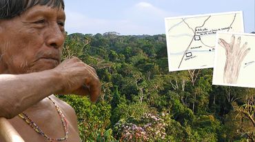 Regenwaldindianer vor Yasunis Regenwald und Karten