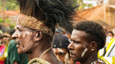 Männer mit Kopfschmuck bei einem Fest in Papua