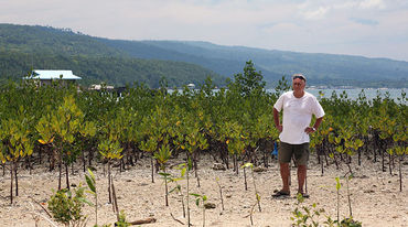 Mangrovenfeld auf Samal Island mit U. Kromber, Projektkoordinator