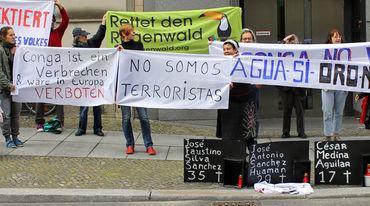 Demonstranten halten Transparente gegen die Conga-Mine in Peru vor peruanischer Botschaft