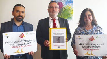 Aktivisten von Rettet den Regenwald und der Albert Schweitzer Stiftung mit einem Vertreter des Landwirtschaftsministeriums