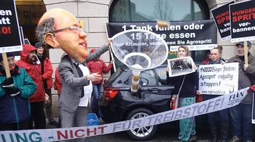 Demonstranten befüllen ein Auto mit Essen