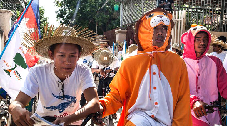 Junge Aktivisten demonstrieren sehr einfallsreich für ihr artenreiches Areng-Tal (Foto: Cambodian Legal Education Center (CLEC) Demonstranten in Tierkostümen auf Fahrrädern in Kambodscha