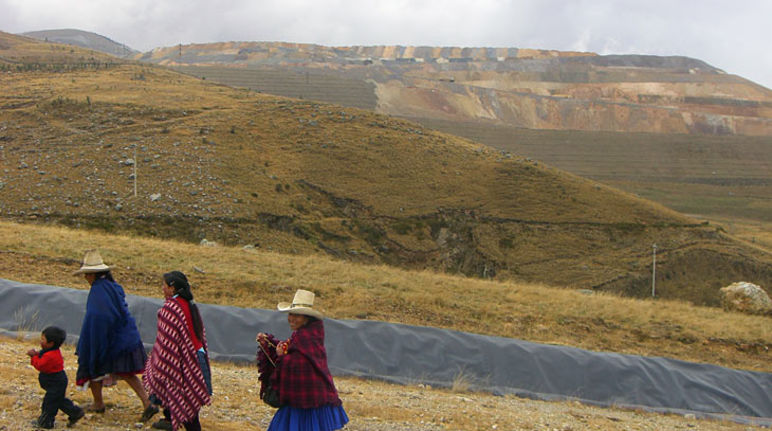 Bauern leiden direkt unter der Umweltverwüstung Peruanische Bauern im Hochland