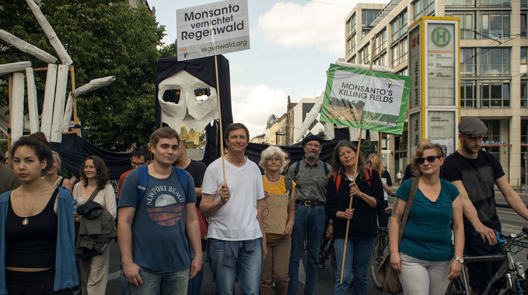 Foto: Christine Denck Wir demonstrieren mit Transparenten