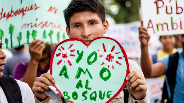 Der Wald liegt ihnen am Herzen - deshalb gehen die Menschen auf die Straße Ein Demonstrant in Iquitos, Peru, zeigt ein Herzplakat "Ich liebe den Wald" auf Demo gegen Abholzung für Kakaoplantagen