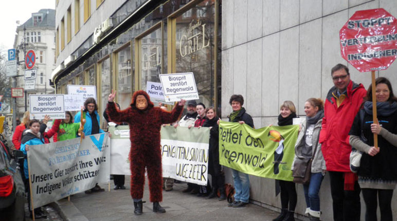 Demo gegen Palmöllobby vor dem Kempinski Hotel in Berlin