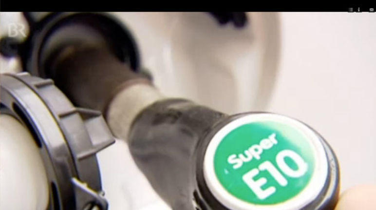 Durch die Biosprit-Politik der EU werden weltweit Regenwälder gerodet. Orang-Utans verlieren ihren Lebensraum (Fotomontage SOB - IAR Indonesia) Zapfhahn für E10 an einer Tankstelle