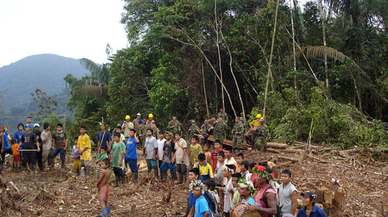 Embera auf vom Bergbau verwüstetem Land Embera auf verwüstetem Land