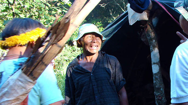 Nísio Gomes, Anführer der Guarani in Brasilien, steht in einer Gruppe Indigener