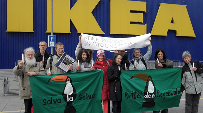Mitarbeiter und Unterstützer von Rettet den Regenwald vor einer Ikea-Fliale in Berlin
