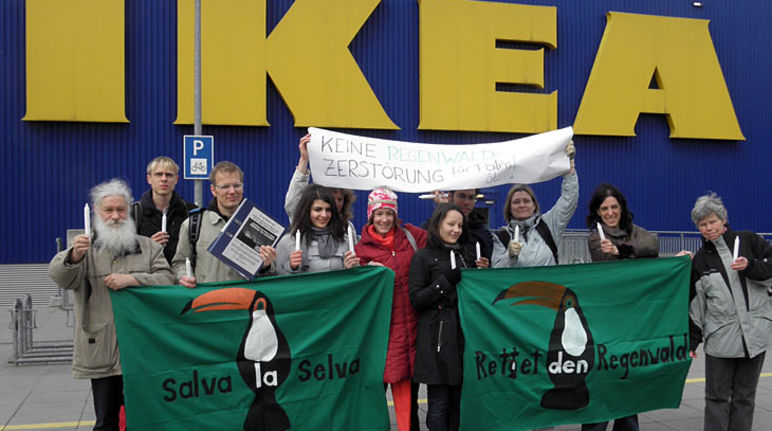 Trotz 28.000 Unterschriften zeigt sich der Einrichtungskonzern uneinsichtig Mitarbeiter und Unterstützer von Rettet den Regenwald vor einer Ikea-Fliale in Berlin