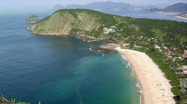 Der Nationalpark Serra da Tiririca reicht von den Berghängen bis ans Meer. Foto: Arley Ramos Bucht