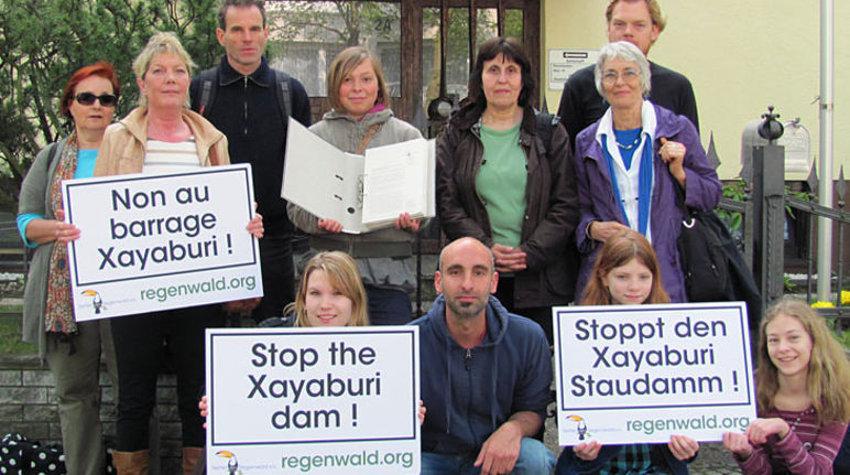 Protestgruppe in Berlin vor der Botschaft von Laos