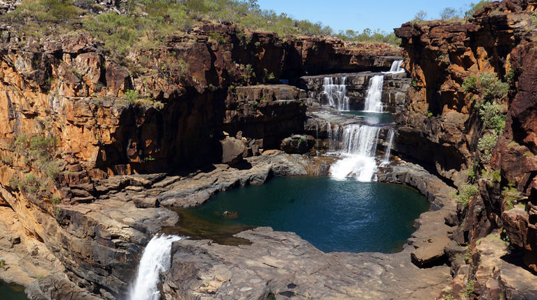 Vor dem Zugriff von Bergbaufirmen geschützt: Wasserfälle auf dem Mitchell Plateau (Foto: Lynn Buckler Walsh) Zwei Wasserfälle auf dem Michell Plateau