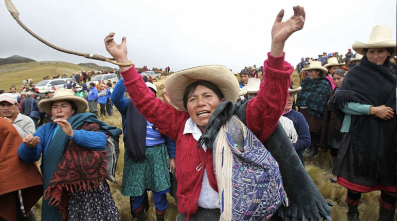 Eine Frau hebt ihre Hände und protestiert mit anderen Bauern in Cajamarca