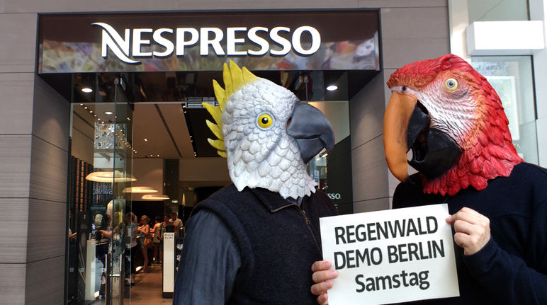 Bauxit-Abbau für Aluminium vernichtet Regenwald Nespresso Demo Aufruf Berlin