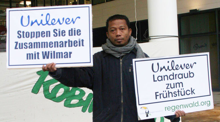 Nordin in Hamburg 2011 Nordin hält Demo Plakate gegen Unilver hoch