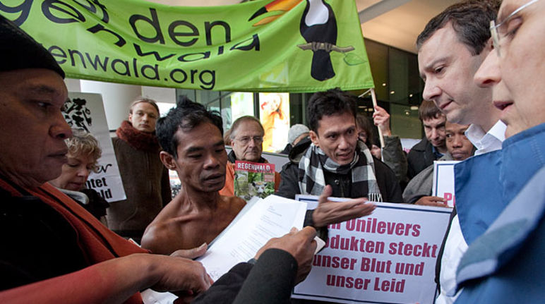 Demo vor Unilever am 14. Dezember 2011 Protest vor dem Unilever-Haus