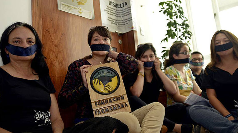 Stummer Protest der Umweltschützer und Menschenrechtler in Quito Sechs Umweltschützer und Menschenrechtler haben aus Protest ihre Münder mit Klebeband verklebt