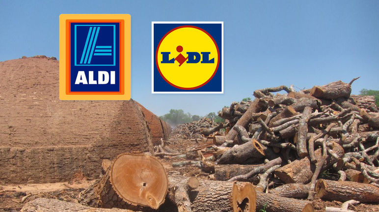 Primitve Holzkohleöfen und die Stämme gefällter Bäume im Chaco von Paraguay sind zusammen mit den Markenlogos von Aldi und Lidl zu einer Fotomontage zusammengefügt