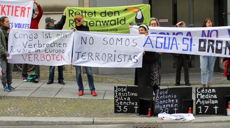 Demonstranten halten Transparente gegen die Conga-Mine in Peru vor peruanischer Botschaft