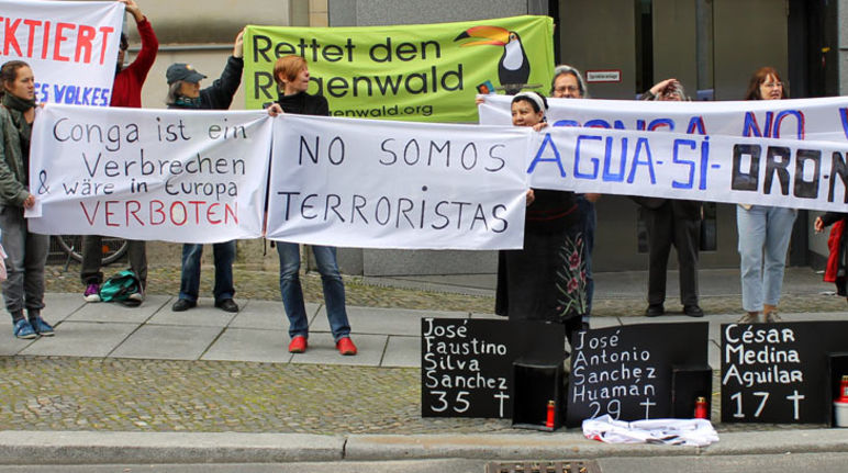 Protestkundgebung vor peruanischer Botschaft in Berlin, 20.7.2012 (Foto: Minka Perú) Demonstranten halten Transparente gegen die Conga-Mine in Peru vor peruanischer Botschaft