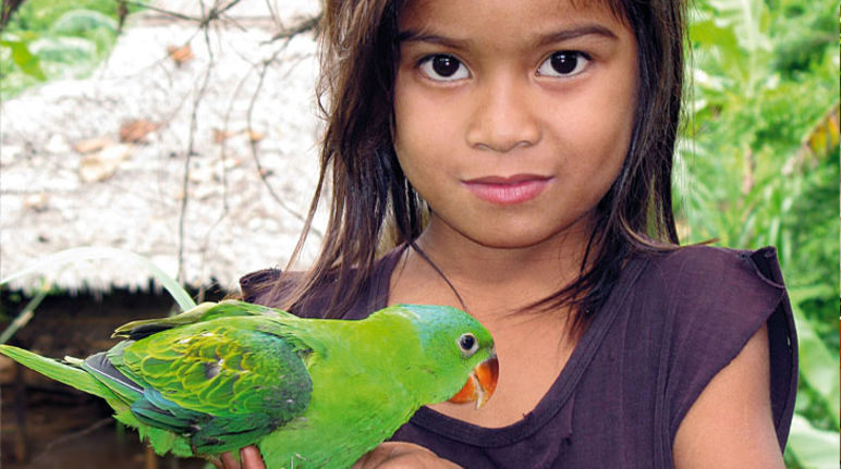 Kind mit Papagei