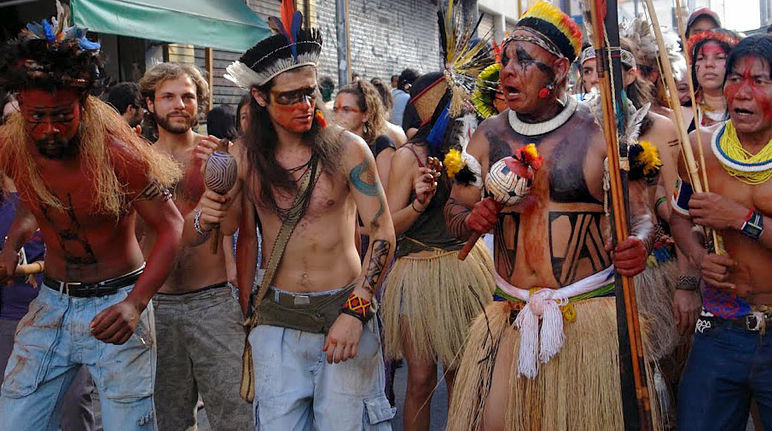 Demo gegen Belo Monte - die Indigenen am Fluss Xingu ringen um ihre Lebensgrundlage (Foto: V. Glass) Protestmarsch Indigener gegen den Belo Monte-Staudamm in Brasilien