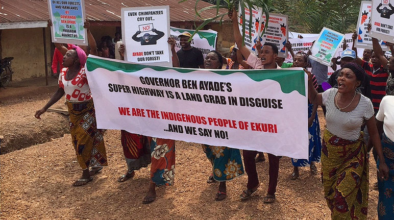 Die Menschen im Cross River State wehren sich gegen die Zerstörung des Waldes Indigene Ekuri demonstrieren gegen einen Highway