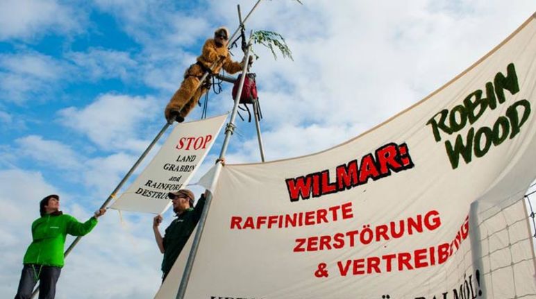 Demo vor der Wilmar-Raffinerie in Brake RobinWood Aktivisten mit Bannern gegen Wilmar