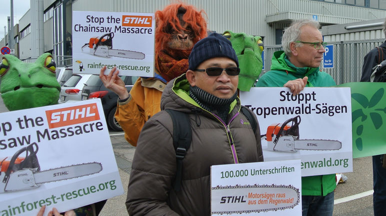 Regenwald-Demo gegen Stihl in Waiblingen Demonstration bei Stihl in Waiblingen, mit Matek