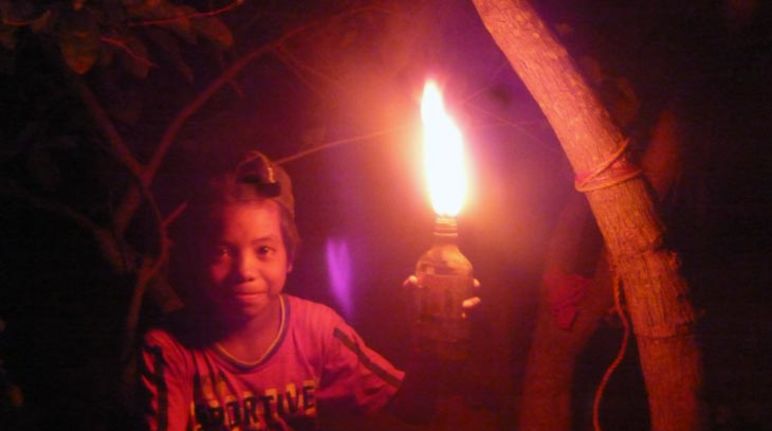 Straßenkinder auf den Philippinen helfen Mangroven zu pflanzen