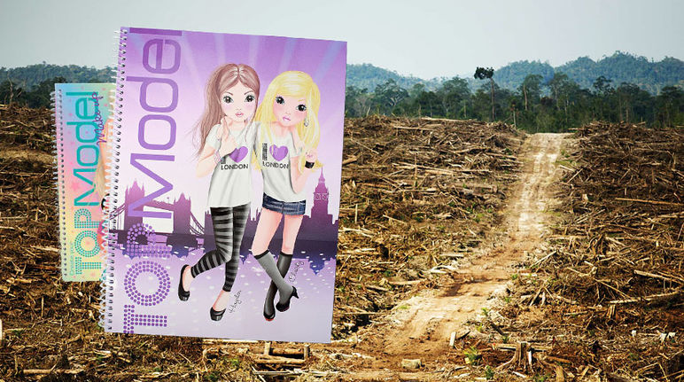 Fotomontage mit zwei Topmodel-Schreibblöcken vor einem abgeholzten Regenwald