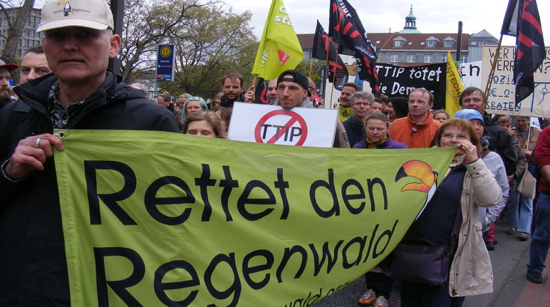 Die Mehrheit ist gegen TTIP. Demo beim Obama-Besuch in Hannover Aktivisten von Rettet den Regenwald tragen ein großes Banner