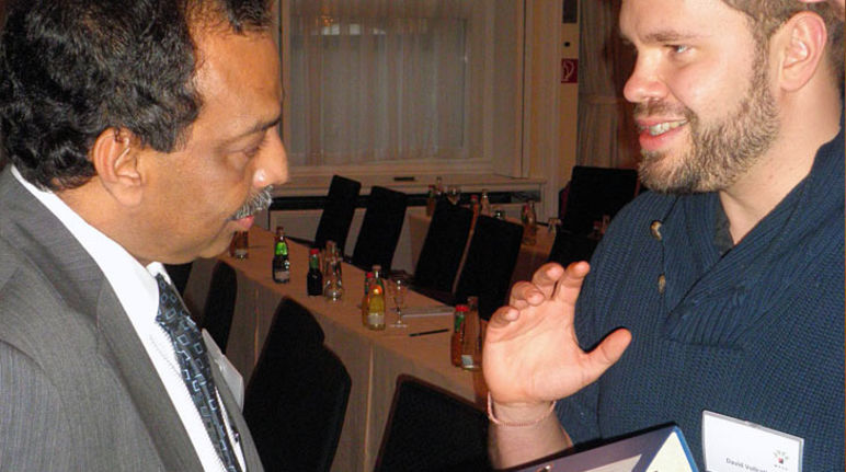 Unterschriftenübergabe an Kalyana Sundram vom MPOC Mitarbeiter von Rettet den Regenwald übergibt Unterschriften an Kalyana Sundram vom MPOC