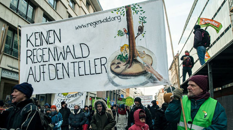 Voller Einsatz der Regenwald-Regionalgruppe Berlin Transparent "Keinen Regenwald auf den Teller"
