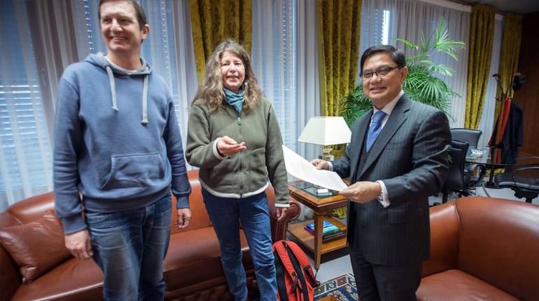 Übergabe des Protestschreibens an den malaysischen Botschafter Foto: Christine Denck Malaysischer Botschafter mit zwei Mitgliedern der Regionalgruppe