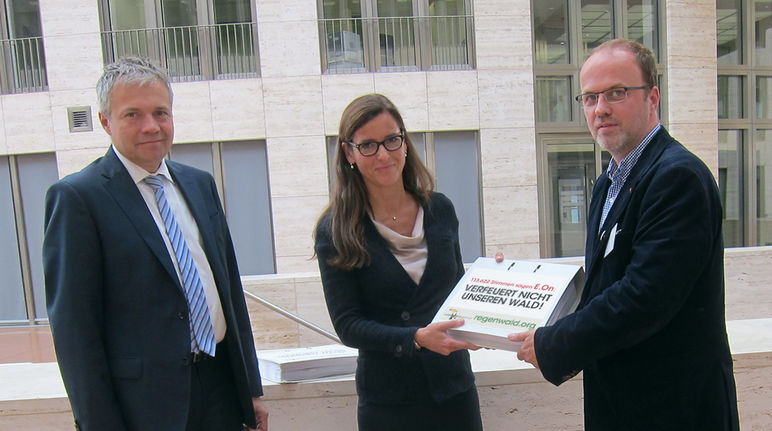Guido Knott und Anette Bickmeyer von E.on nehmen den Protest von fast 114.000 Waldschützern entgegen (Foto: Rettet den Regenwald e.V.)