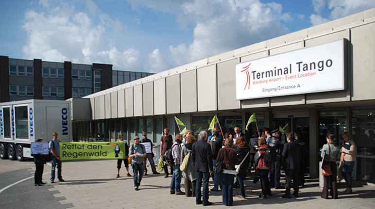 Aktivisten von Rettet den Regenwald protestieren vor dem Tango Terminal am Hamburger Flughafen