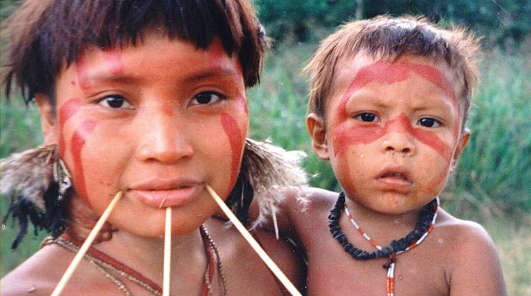 Die Yanonami sind eins der 240 Indianervölker Brasiliens Yanomami mit Kind