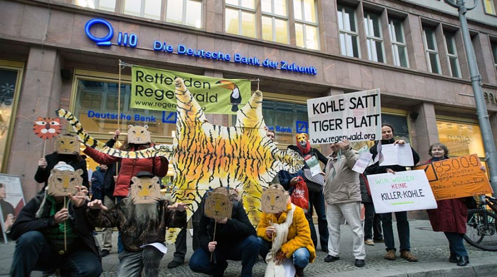 Foto: Christine Denck Demonstranten mit Papp-Tiger vor der Deutschen Bank in Berlin
