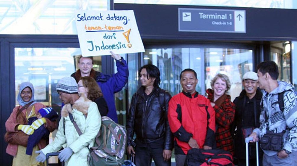 Die Indonesische Delegation am Hamburger Flughafen Indonesische Delegation vor dem Hamburger Flughafen