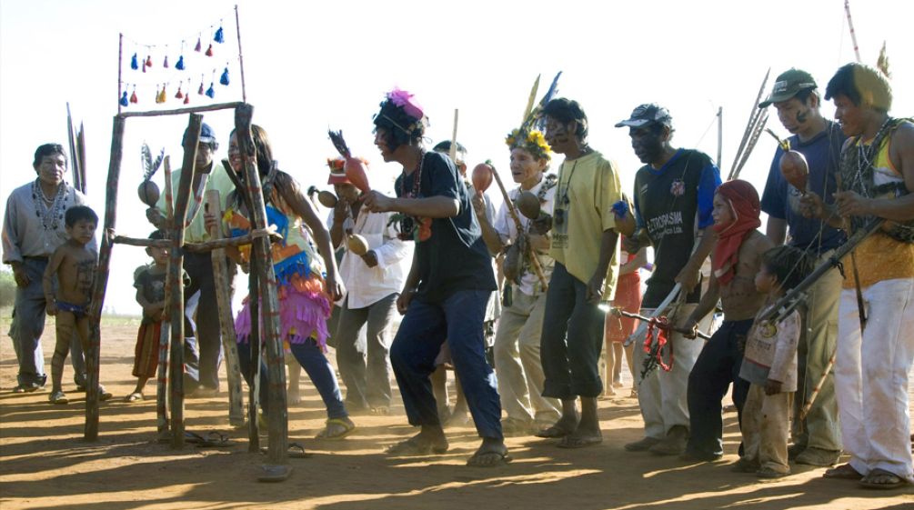 Die indigenen Guarani kämpfen für ihr Recht auf Land und ein würdevolles Leben Indigene protestieren mit Rasseln und in traditioneller Aufmachung