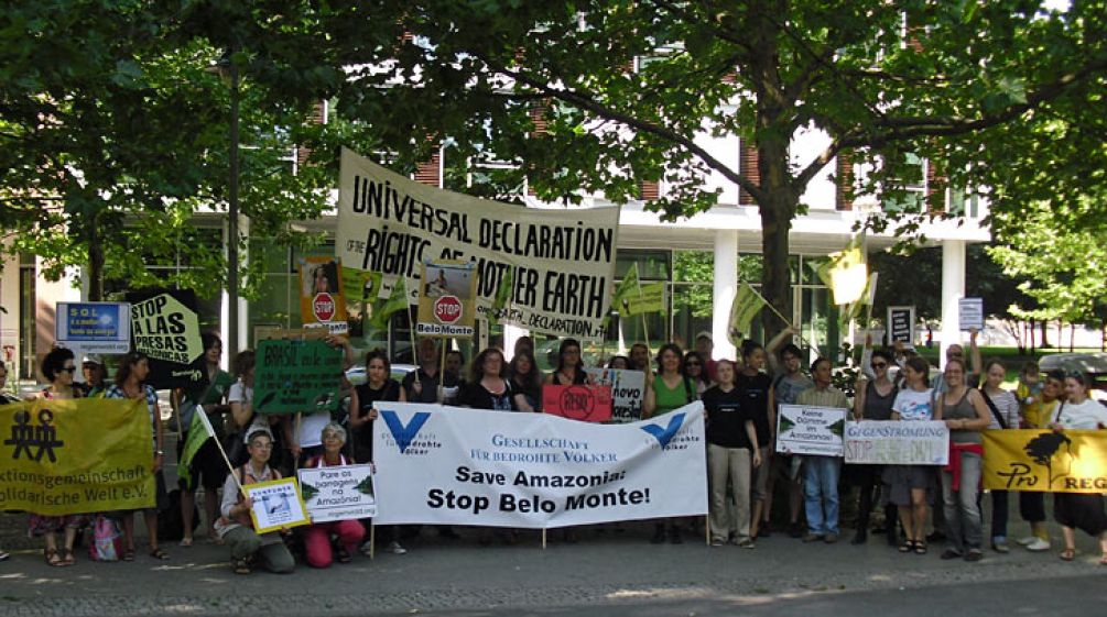 Kundegebung vor der brasilianischen Botschaft Menschen halten Transparent bei Kundgebung vor der brasilianischen Botschaft